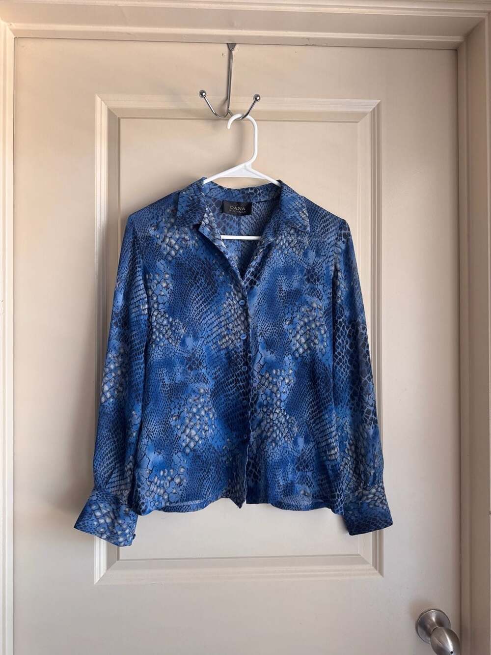 Dana Buchman Blue Snake Print Button-Up Long Sleeve Blouse DBMU1954
